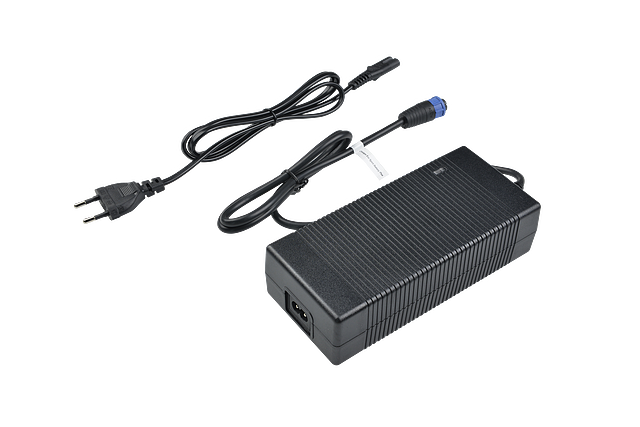 SPIRIT 1.0 Plus akumulatora lādētājs komplektā ar motoru